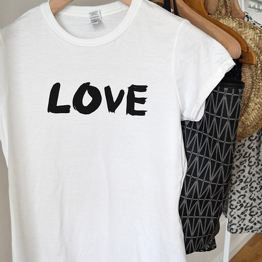 T-shirt Love, lätt figursydd.