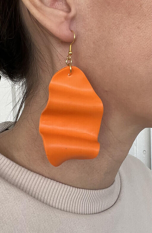 Örhänge wave, orange. Elina Dahl Design.