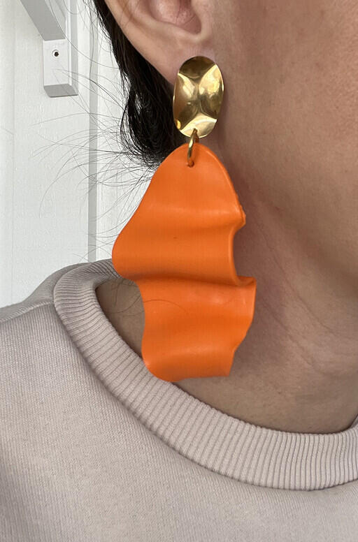 Örhänge wave exclusive, orange. Elina Dahl Design.