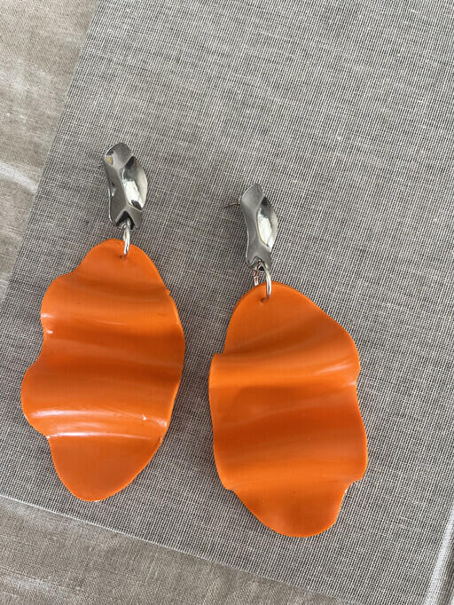 Örhänge wave exclusive, orange. Elina Dahl Design.