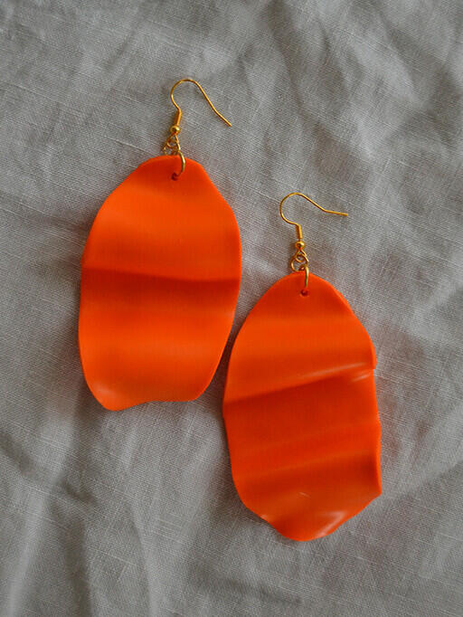 Örhänge wave, orange. Elina Dahl Design.