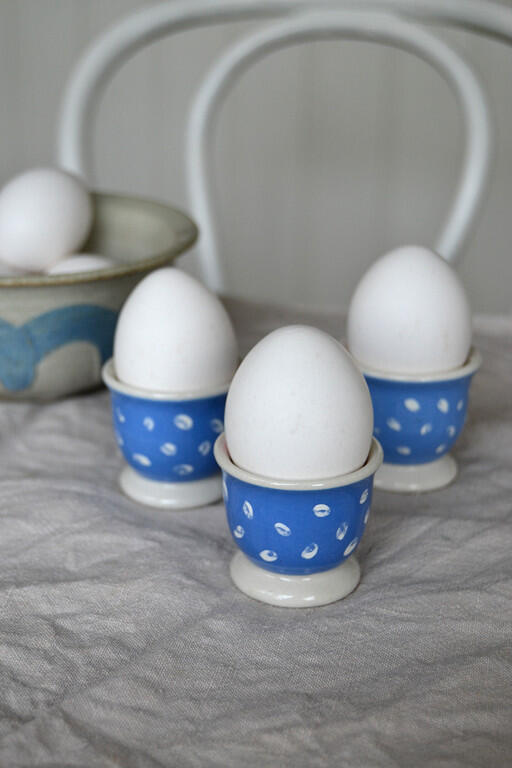 Blå äggkopp dots, remake. 3-pack. Elina Dahl Design.