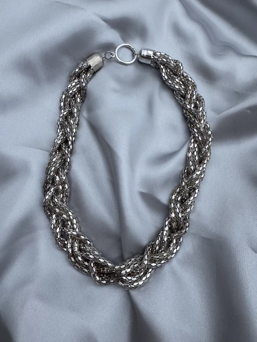 Halsband flätat silver.