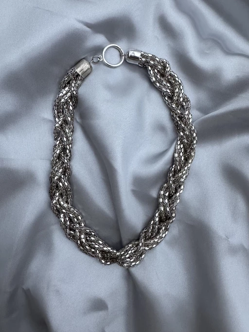 Halsband flätat silver.