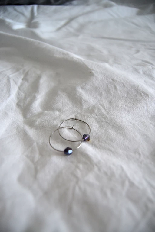 Hoop indigo, örhänge ring med pärla.