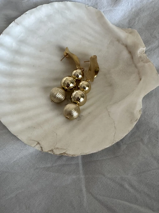 Örhängen, golden pearls.