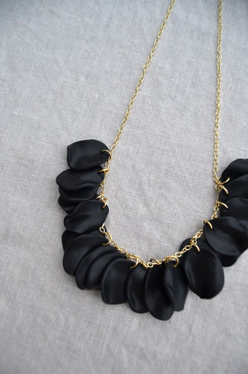 Halsband Black Drop Guld.