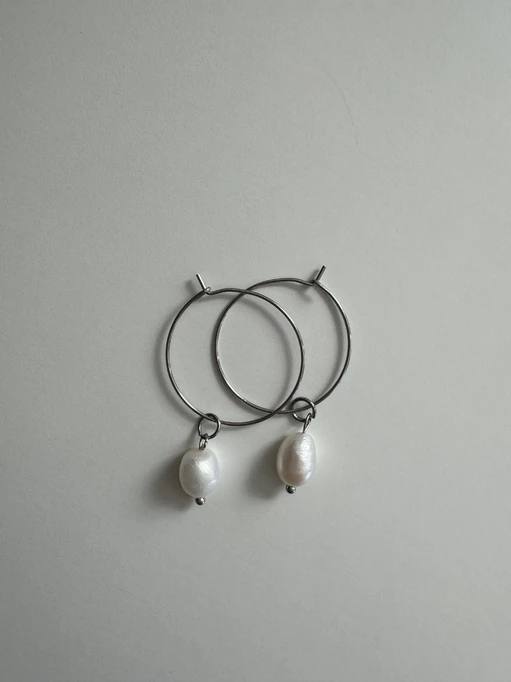 Örhänge hoop treasure pearl, silver.