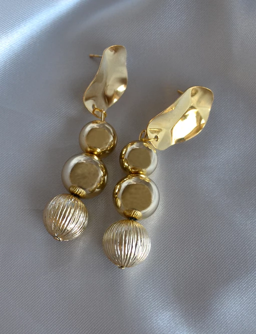 Örhängen, golden pearls.