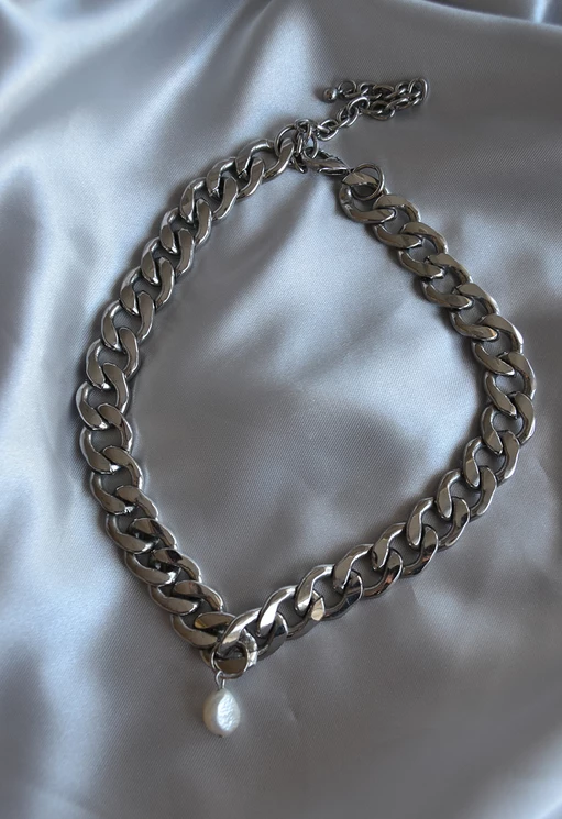 Halsband silver länkar med pärla.