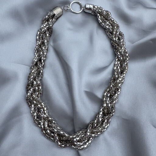 Halsband flätat silver.