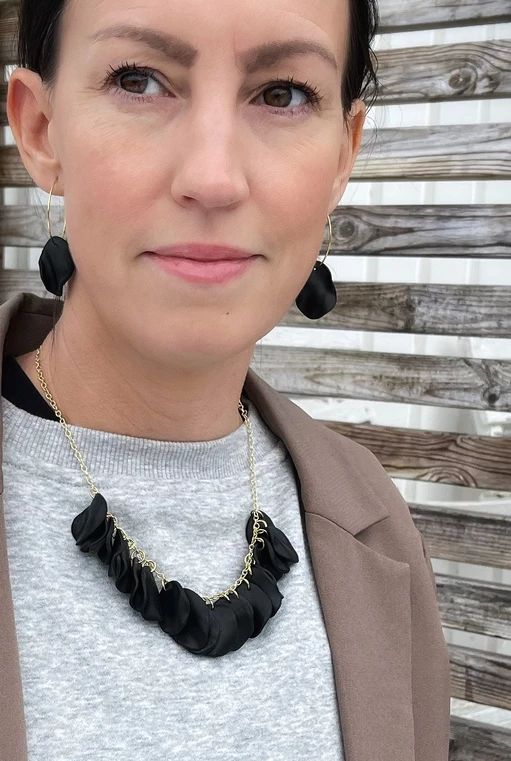 Halsband Black Drop Guld tillsammans med örhängen.