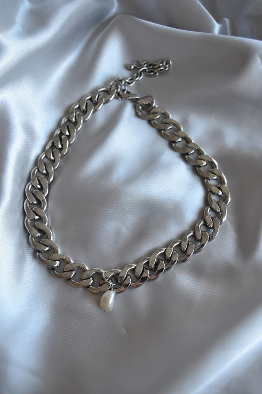 Halsband silver länkar med pärla.