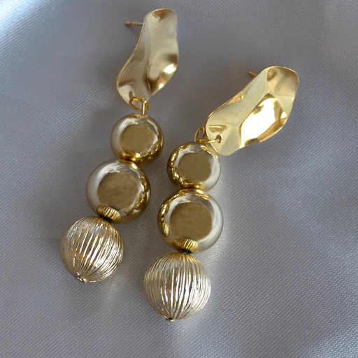 Örhängen, golden pearls.