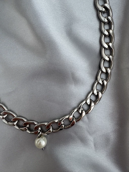 Halsband, silverkedja med pärla.