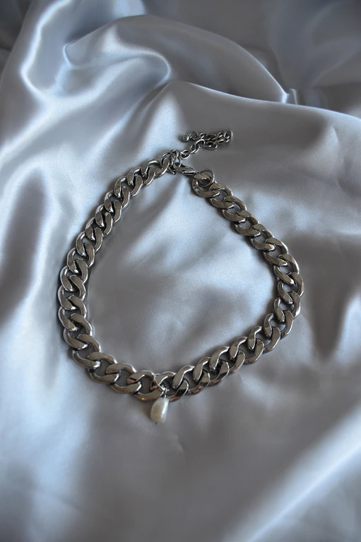 Halsband silver länkar med pärla.