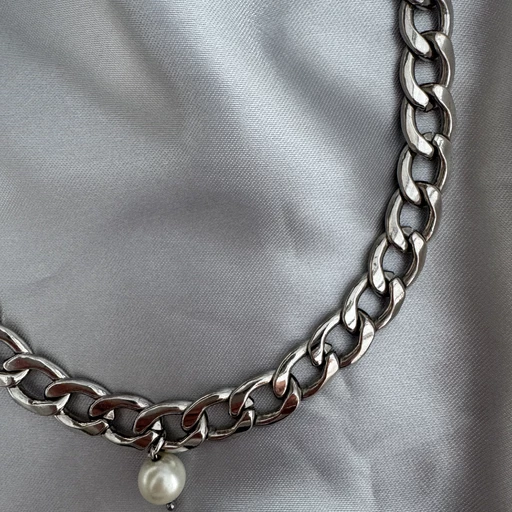 Halsband, silverkedja med pärla.