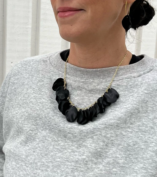 Halsband Black Drop Guld tillsammans med örhängen.