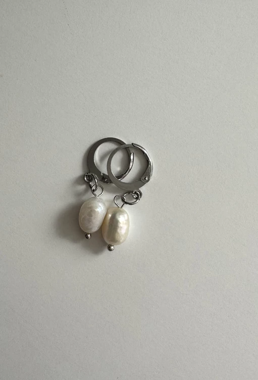 Litet örhänge, pearl silver.